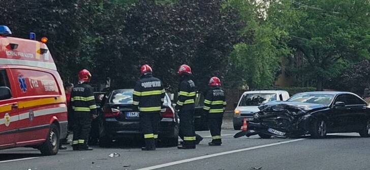 Accident pe bulevardul din Timișoara: o șoferiță însărcinată, implicată în coliziune cu trei mașini. Accident pe bulevardul din Timișoara: o șoferiță însărcinată, implicată în coliziune cu trei mașini.