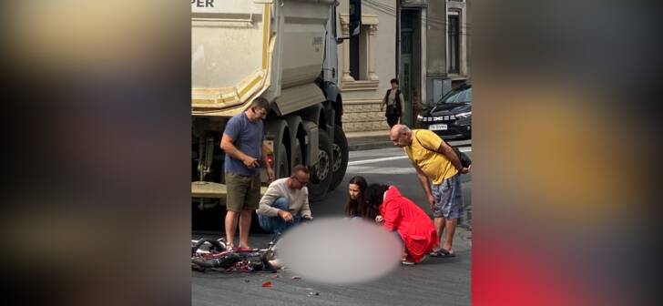 Accident în Timiș: Biciclista lovită de camion, transportată de urgență la spital Accident în Timiș: Biciclista lovită de camion, transportată de urgență la spital