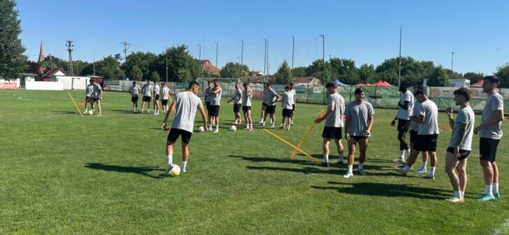 Dumbravita își întărește echipa: Timișenii achiziționează un fundaș și își prelungește contractul cu un alt jucător.