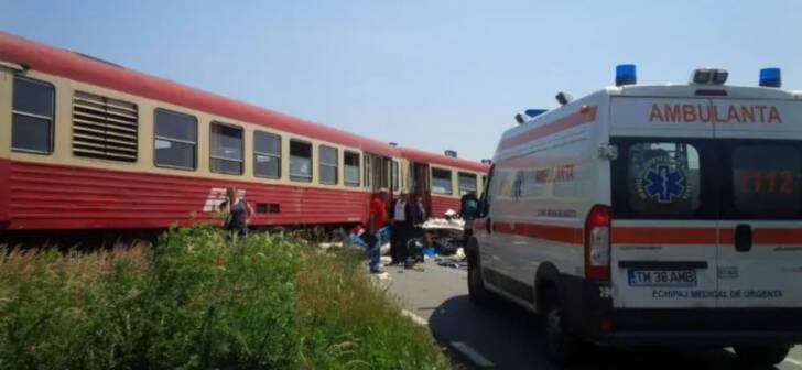 Tren deraiat în Timiș după ciocnirea cu un camion de lemne, circulația blocată