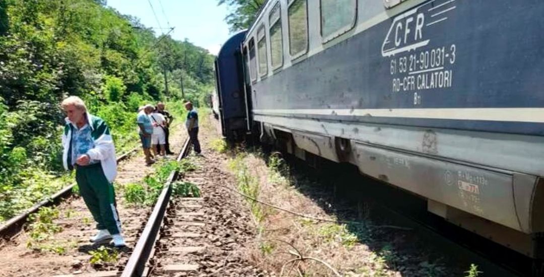 Tren de călători pierde două vagoane între Oradea și litoral, întârziere de peste 4 ore pentru CFR!