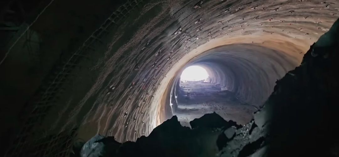 Primul tunel pentru urși străpunge muntele pe Autostrada Margina-Holdea. Luminița de la capătul tunelului surprinsă în imagini istorice!