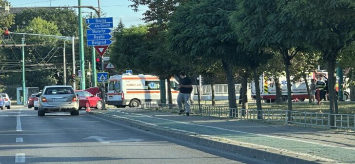 Accident grav la Timișoara: ambulanță în misiune și mașină colidază, un bebeluș afectat. Accident grav la Timișoara: ambulanță în misiune și mașină colidază, un bebeluș afectat.