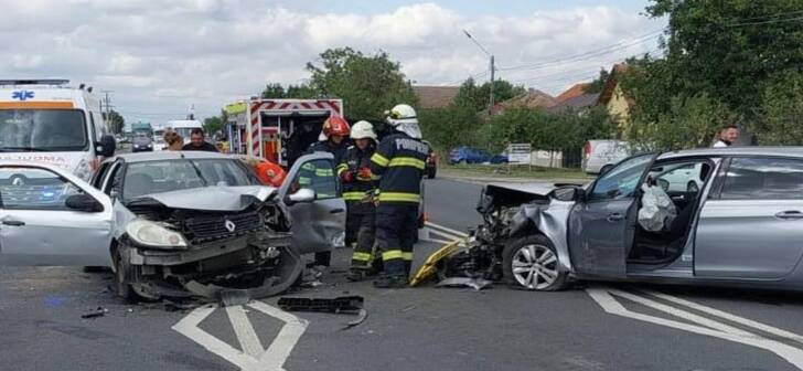 Timișoara: O șoferiță pe contrasens a provocat un accident cu trei mașini. VIDEO Timișoara: O șoferiță pe contrasens a provocat un accident cu trei mașini. VIDEO