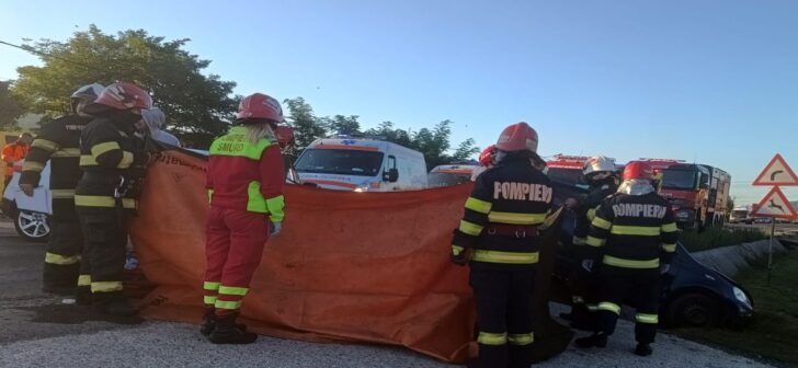 Accident grav pe contrasens lângă Timișoara: două tinere transportate de urgență la spital. Accident grav pe contrasens lângă Timișoara: două tinere transportate de urgență la spital.