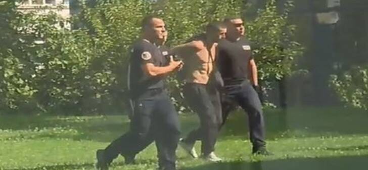 VIDEO. Alertă la Timișoara: un tânăr amenință că se aruncă de pe Bastion, salvat după 2 ore. VIDEO. Alertă la Timișoara: un tânăr amenință că se aruncă de pe Bastion, salvat după 2 ore.