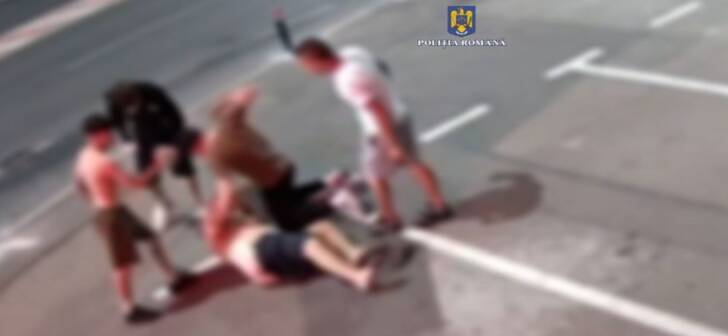Bătaie filmată la Timișoara: un bărbat atacat de tineri în fața unui cazinou Bătaie filmată la Timișoara: un bărbat atacat de tineri în fața unui cazinou