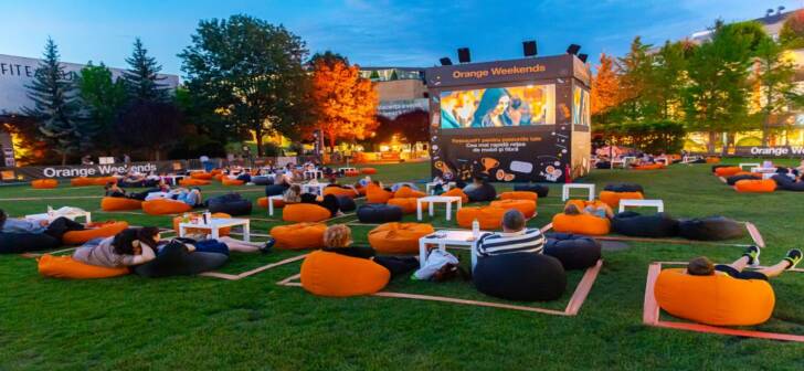 Cinema în aer liber pentru copii și adulți, cu proiecții pe un cub uriaș și surprize la Orange W. Cinema în aer liber pentru copii și adulți, cu proiecții pe un cub uriaș și surprize la Orange W.