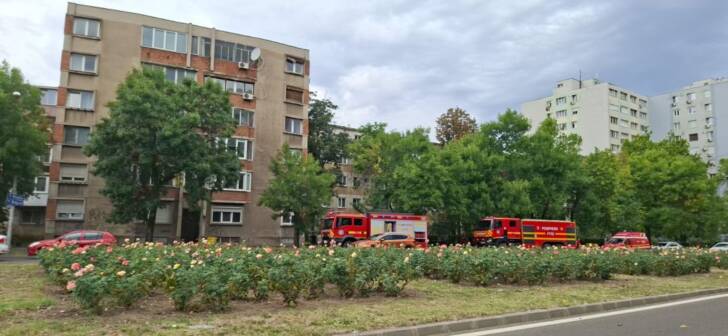 Fum gros invadează un bloc din Timișoara, iar locatarii sunt evacuați de urgență Fum gros invadează un bloc din Timișoara, iar locatarii sunt evacuați de urgență
