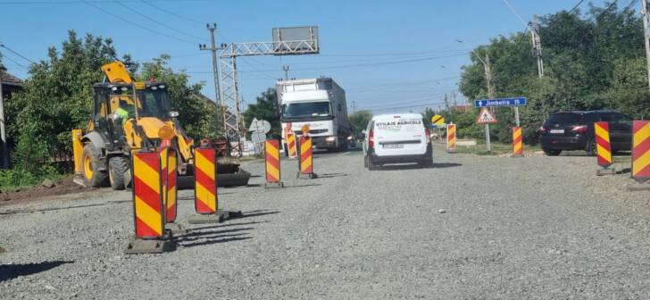 Restricții de circulație pe un drum major din Timiș pentru construcția unui sens giratoriu. FOTO