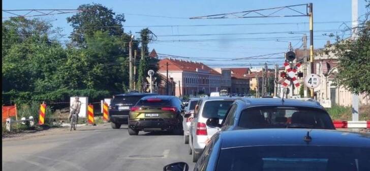 Doi șoferi furați de tupeu au depășit coloana de mașini la o barieră în Timiș. Doi șoferi furați de tupeu au depășit coloana de mașini la o barieră în Timiș.