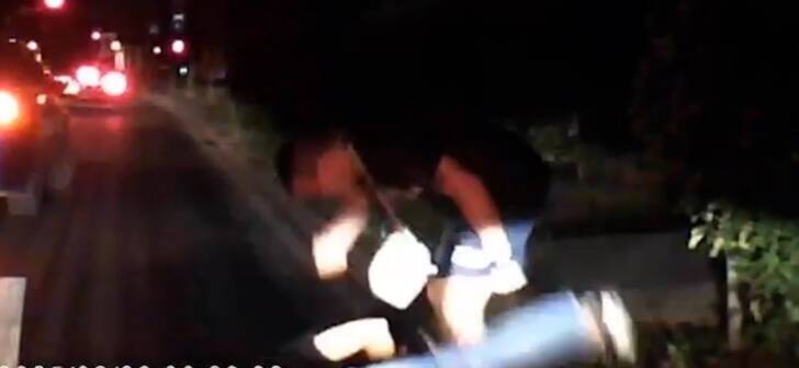 VIDEO: Șofer Uber atacat pe stradă în Timișoara, bătut și lovit cu piciorul. Poliția investighează. VIDEO: Șofer Uber atacat pe stradă în Timișoara, bătut și lovit cu piciorul. Poliția investighează.