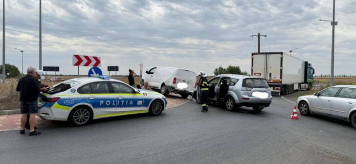 Accident pe un sens giratoriu de lângă Timișoara: patru mașini implicate, opt răniți.