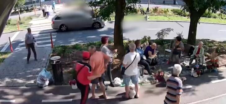 Momentul șocant: Un bărbat lovit de mașina unei șoferițe pe trecerea de pietoni – VIDEO! Momentul șocant: Un bărbat lovit de mașina unei șoferițe pe trecerea de pietoni – VIDEO!