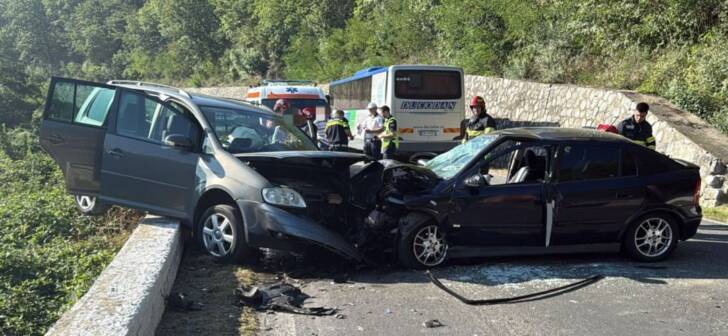 Accident grav pe drumul Timișoara - Reșița: cinci răniți, fetiță de 13 ani transportată cu elicopterul. FOTO Accident grav pe drumul Timișoara - Reșița: cinci răniți, fetiță de 13 ani transportată cu elicopterul. FOTO