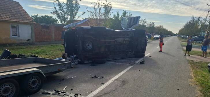 Microbuz răsturnat și mașină izbită de un pod, accident grav în Timiș