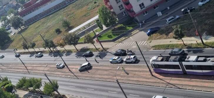 Pieton de 87 de ani, accidentat de o mașină pe un bulevard din Timișoara. Pieton de 87 de ani, accidentat de o mașină pe un bulevard din Timișoara.