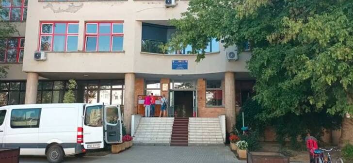 Incident scandalos într-o școală de elită din Timișoara: Doi elevi de 13 ani surprinși în toaleta școlii.