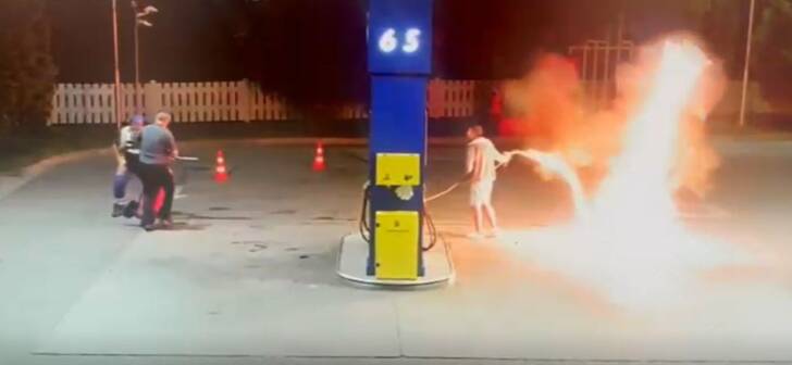 Anchetă finalizată pentru tânărul care a incendiat o benzinărie din Timiș, provocând răni severe.