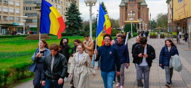 Tinerii protestează în Complexul Studențesc Timișoara, în ziua alegerilor din Moldova