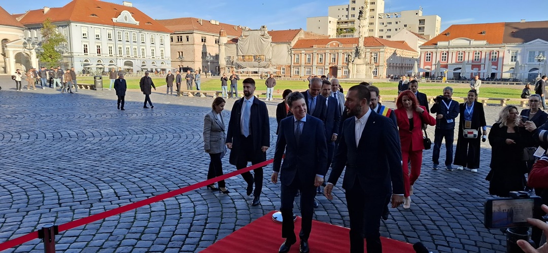 Presedintele Nicusor Dan La Timisoara Plimbare Prin Centru Mesaj La Presedintele Nicusor Dan La Timisoara Plimbare Prin Centru Mesaj La