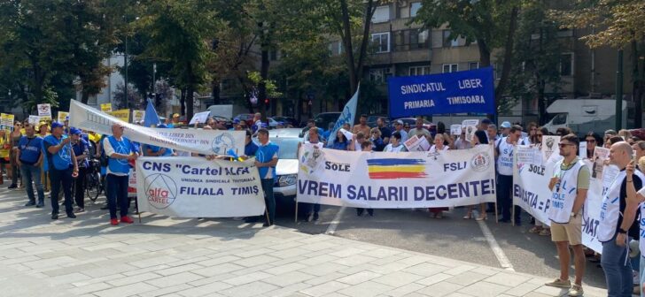 Profesorii protestează în stradă, la Timișoara, în fața Prefecturii.