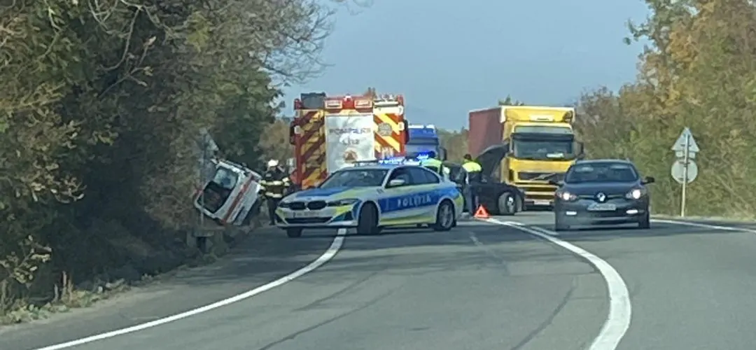 Ambulanță lovită de autoturism, o persoană rănită