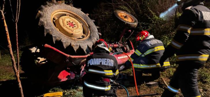 Un muncitor, zdrobit de tractorul răsturnat în timpul lucrului. Un accident tragic.