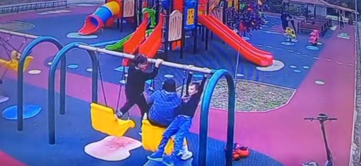 Adolescenți surprinși în timp ce vandalizează un loc de joacă de lângă Timișoara - VIDEO Adolescenți surprinși în timp ce vandalizează un loc de joacă de lângă Timișoara - VIDEO