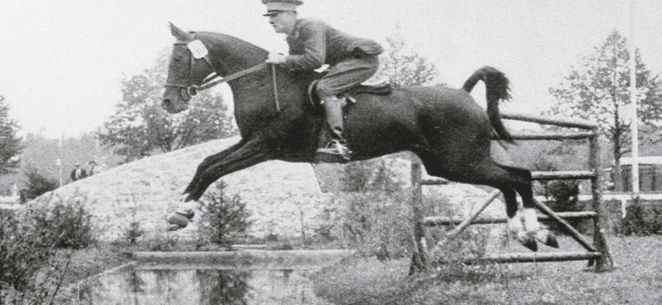 Iată o variantă a titlului: 

„Tragedie de Crăciun: A murit primul sportiv din Timiș medaliat la Jocurile Olimpice.”