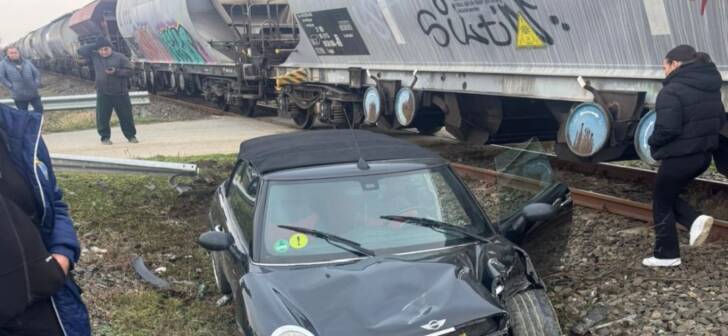 Accident feroviar în Timiș: trenul a lovit mașina unui șofer începător, de Crăciun.