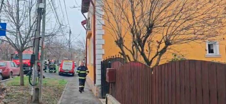 Bărbat căzut de la etaj în Timișoara, salvatorii l-au transportat de urgență. VIDEO Bărbat căzut de la etaj în Timișoara, salvatorii l-au transportat de urgență. VIDEO