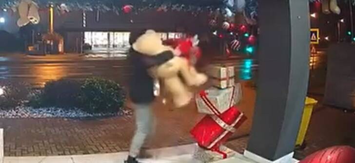 Decorațiunile de Crăciun, furate la Timișoara: Hoț surprins în flagrant de camerele de supraveghere! Decorațiunile de Crăciun, furate la Timișoara: Hoț surprins în flagrant de camerele de supraveghere!