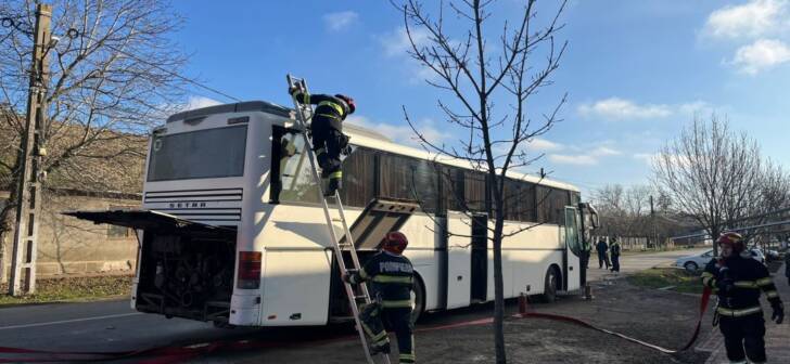 Autobuz cu 52 de pasageri cuprins de flăcări în Timiș. Pompierii au intervenit rapid. FOTO