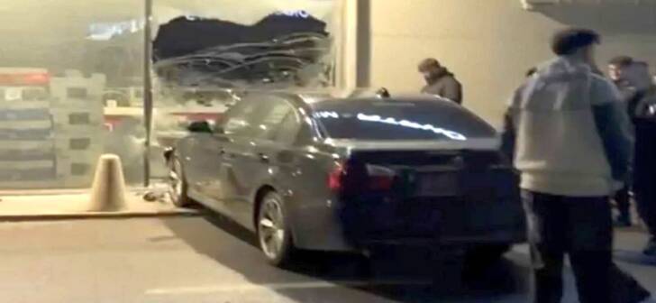 Un șofer a distrus vitrina unui magazin din Timiș cu mașina sa.