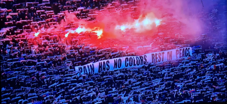 Durerile care unesc rivali: Fanii francezi aprind torțe în memorie.