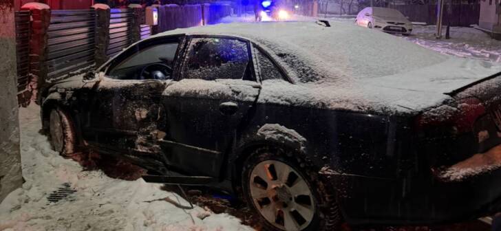 Accident de mașină: O tânără a fost rănită grav. Accident de mașină: O tânără a fost rănită grav.