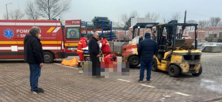 O femeie a fost ucisă de un motostivuitor într-un depozit din vestul țării. O femeie a fost ucisă de un motostivuitor într-un depozit din vestul țării.