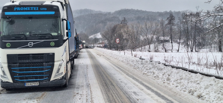 Circulația este blocată pe DN6, între Teregova și Armeniș, din cauza TIR-urilor. Circulația este blocată pe DN6, între Teregova și Armeniș, din cauza TIR-urilor.
