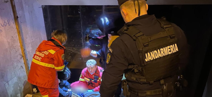 Bărbat grav rănit după căderea într-un pasaj subteran din Piața Victoriei, Timișoara. FOTO Bărbat grav rănit după căderea într-un pasaj subteran din Piața Victoriei, Timișoara. FOTO