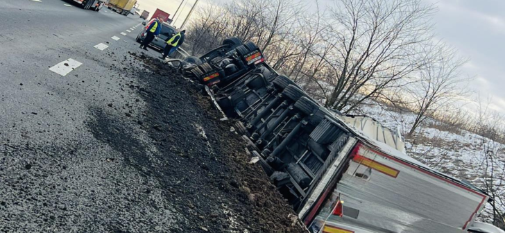 Accident pe Autostrada Vestului: Tir răsturnat aproape de Timișoara