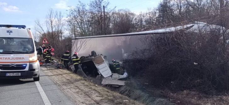 Accident pe DN6: microbuz distrus de un tir. Ce s-a întâmplat?
