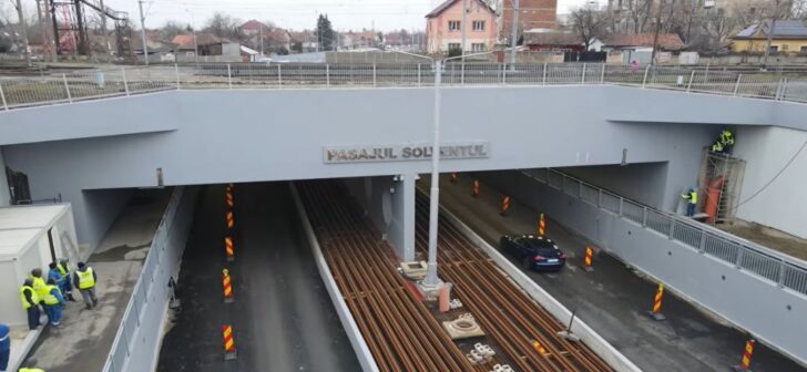 Un stâlp ascunde numele Pasajului Solventul.