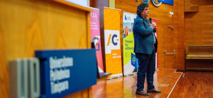 Tehnologia avansează rapid, iar tinerii arată că se adaptează cu succes. Tehnologia avansează rapid, iar tinerii arată că se adaptează cu succes.