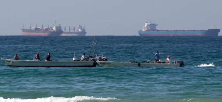 Sute de nave blocate înainte de strâmtoarea Ormuz. Petrolier în flăcări în Oman. VIDEO Sute de nave blocate înainte de strâmtoarea Ormuz. Petrolier în flăcări în Oman. VIDEO