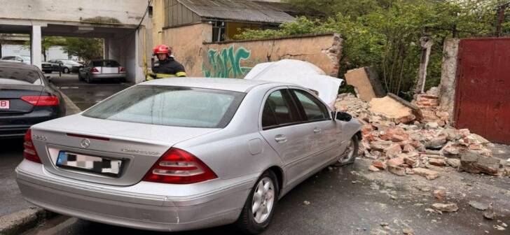 Accident spectaculos la Timișoara: un șofer a lovit șase mașini și s-a împotmolit în gard. Accident spectaculos la Timișoara: un șofer a lovit șase mașini și s-a împotmolit în gard.