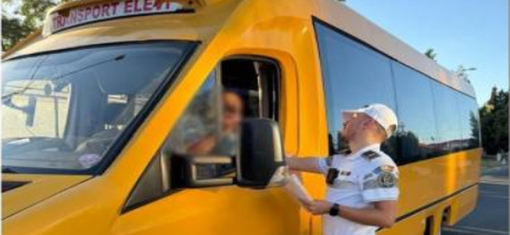 Șofer de microbuz școlar prins băut la volan nu departe de Timișoara. Transporta 20 de elevi pe 15 locuri